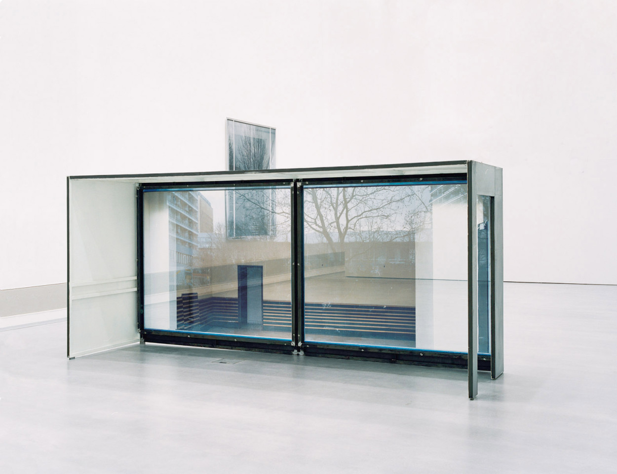 Raum mit gro&szlig;em Fenster