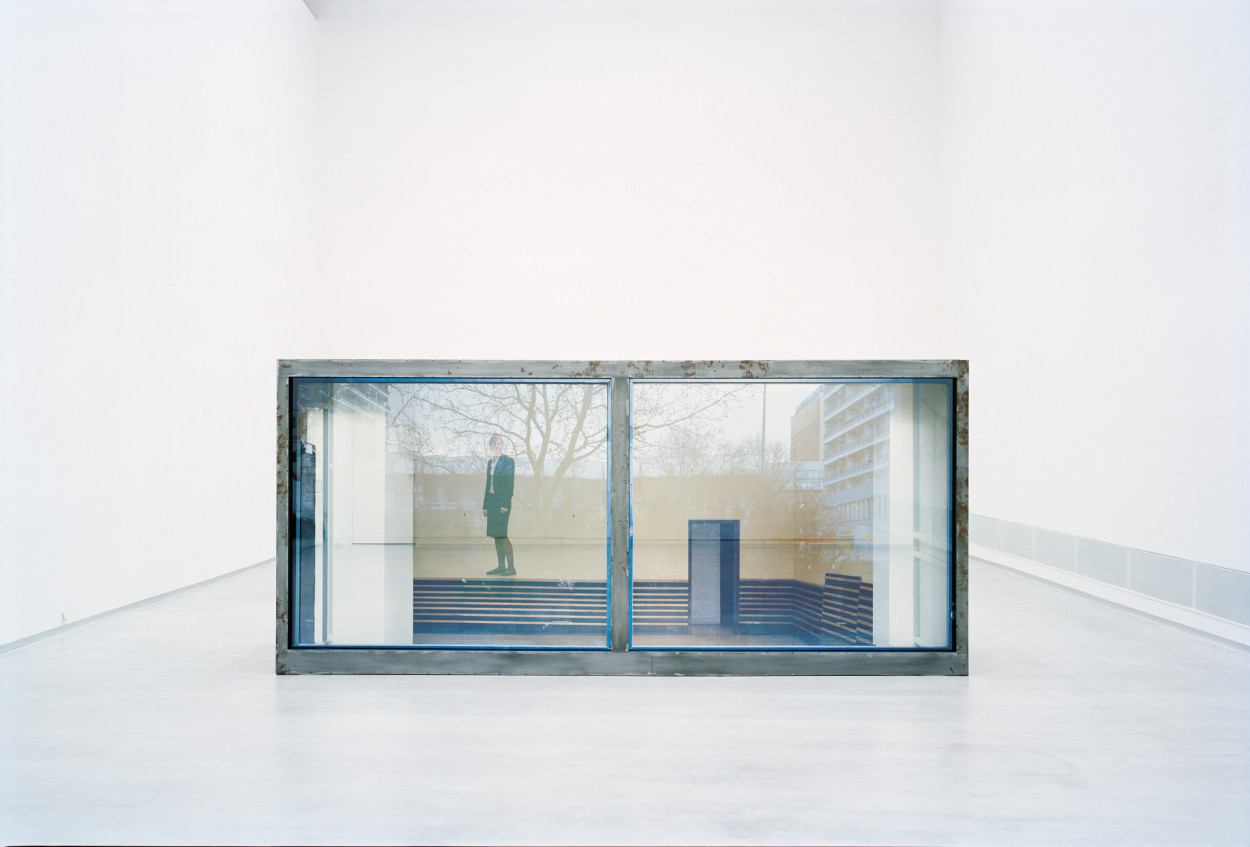 Raum mit gro&szlig;em Fenster